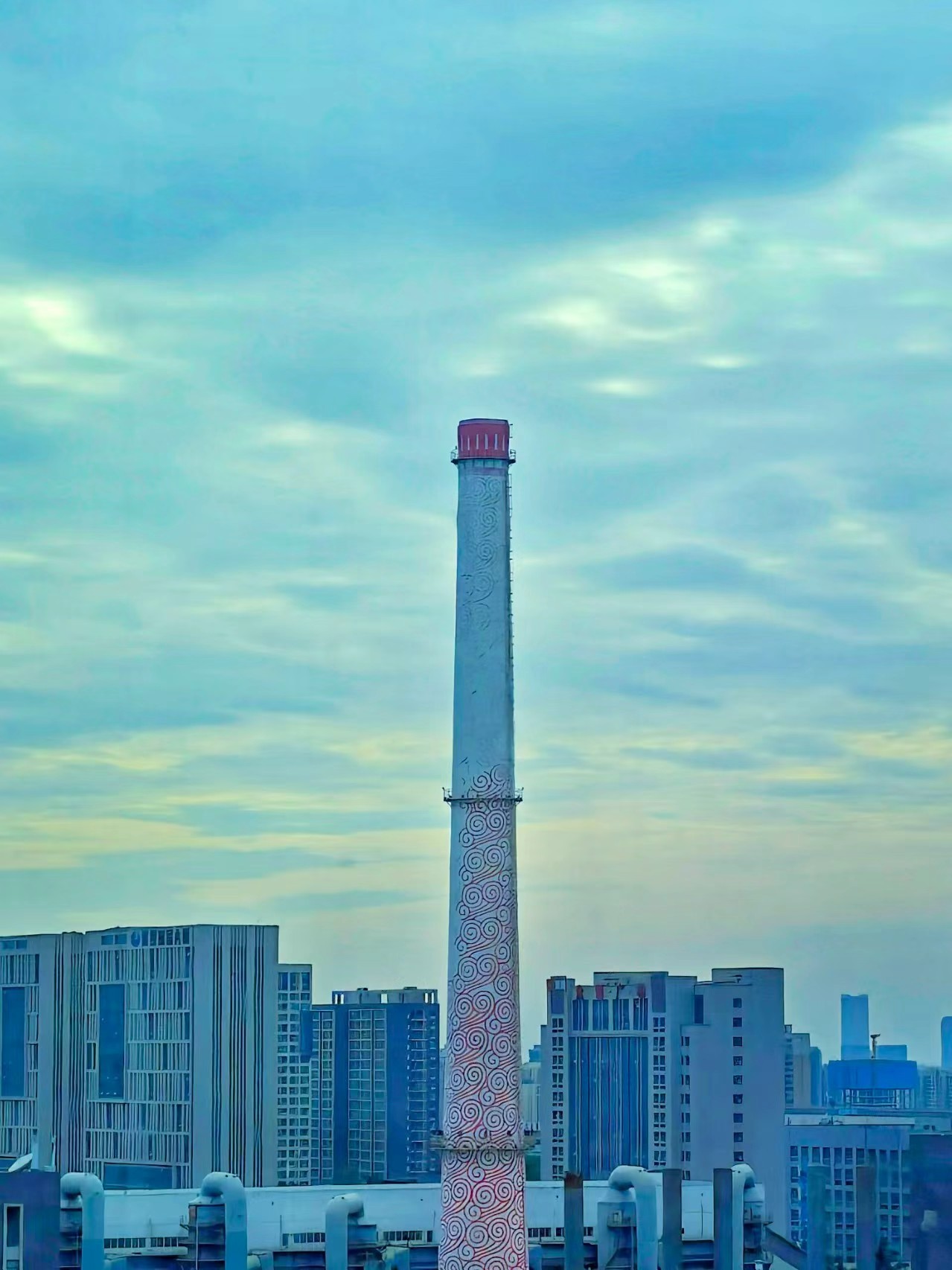 贺雄摄影作品《祥云绕塔：工业地标与传统纹样的共生》.jpg